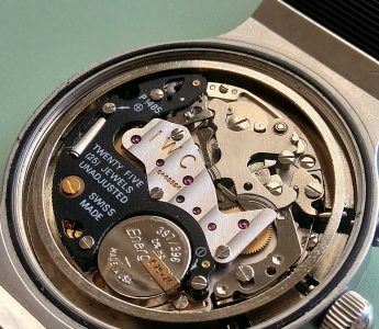 Que signifie « unajusted » sur un mouvement de montre ?