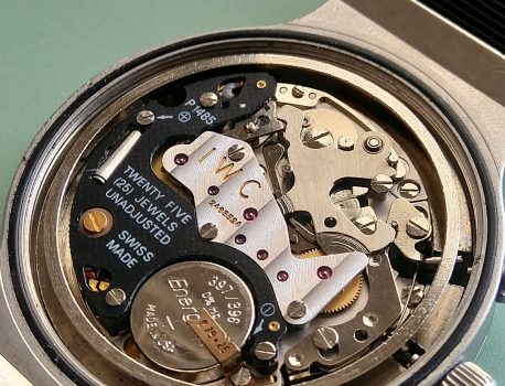 Que signifie « unajusted » sur un mouvement de montre ?